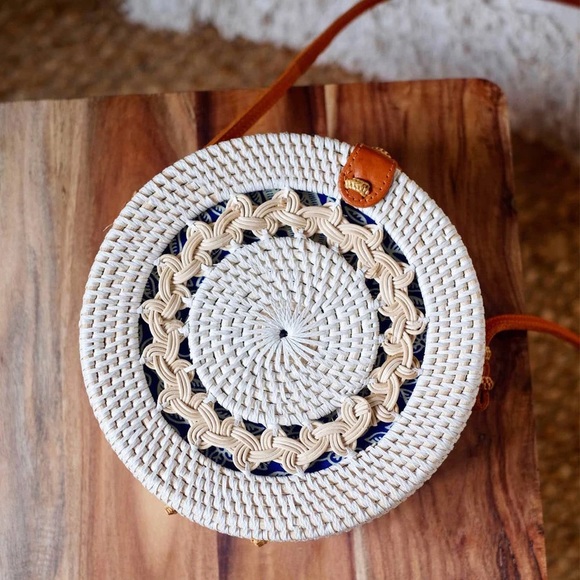 NWT White Rattan Circle Bag - Picture 2 of 3